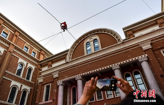 ?р?мж?: Аспанда ?Ар?анмен ж?ру? сер?к ойыны ?ала т?р?ындарыны? т?нг? ?м?р?н н?рландырды