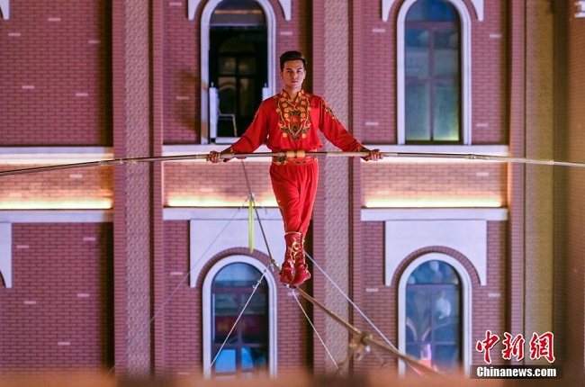 ?р?мж?: Аспанда ?Ар?анмен ж?ру? сер?к ойыны ?ала т?р?ындарыны? т?нг? ?м?р?н н?рландырды