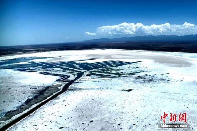 К?здег? Цинхай-Тибет ?ст?рт?нде айнадай жар?ыра?ан т?зды к?л