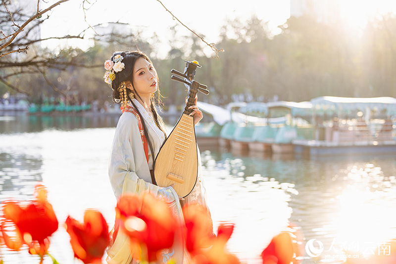 Куньмин, Юньнань: к?ктем кел?п, ?ыз?алда?тар б?рш?к жарды