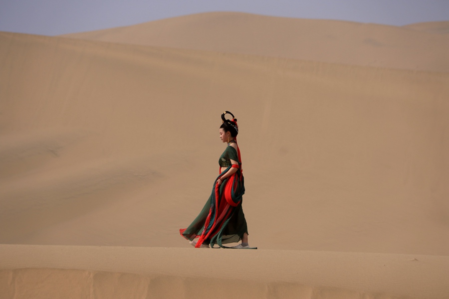 Ж?бек жолы бойында?ы Дуньхуанны? к?ркем к?р?н?с?