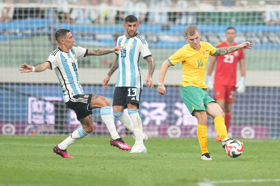 Месси ала?да толы? ойын к?рсетт?! Аргентина Австралияны 2-0 есеб?мен же?д?