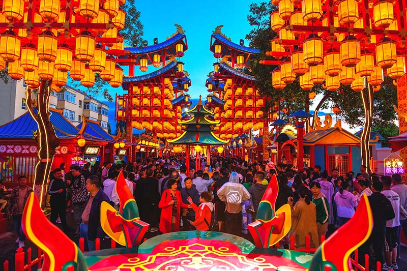 Шы?жа? Текес ауданында?ы ?дем? шам шыра?тардан л?ззат ал?ан туристер