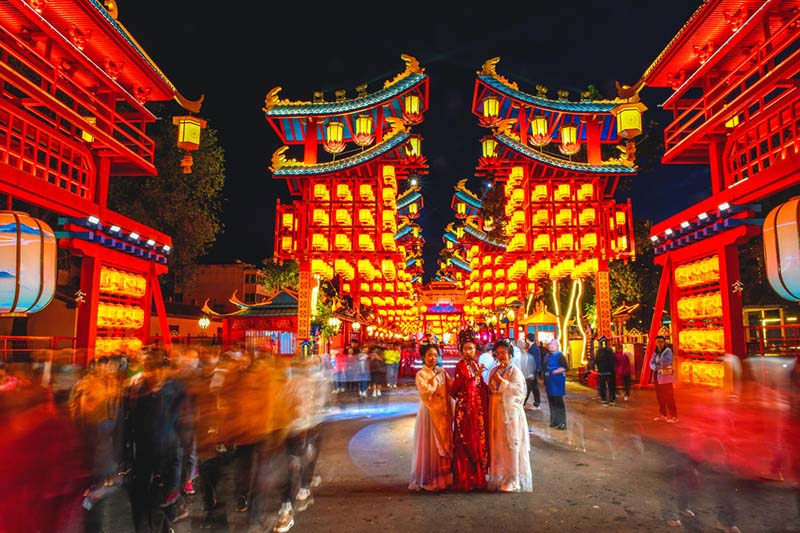 Шы?жа? Текес ауданында?ы ?дем? шам шыра?тардан л?ззат ал?ан туристер