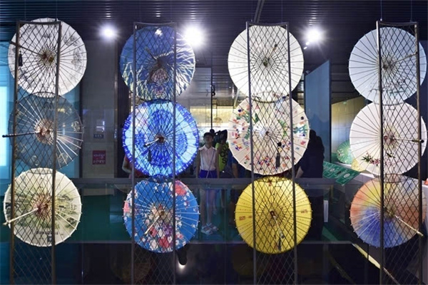 Батыс к?л?н?? ?ст?ндег? ж?бек ?олшатырды ашып, Азия ойындары ?аласында?ы тамаша кездесуден л?ззат алы?ыз