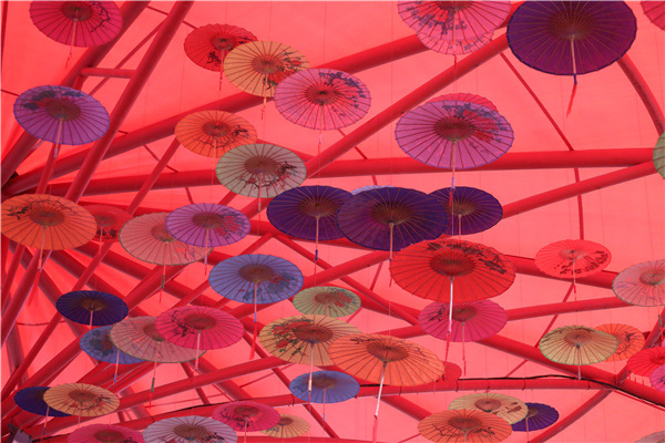 Батыс к?л?н?? ?ст?ндег? ж?бек ?олшатырды ашып, Азия ойындары ?аласында?ы тамаша кездесуден л?ззат алы?ыз