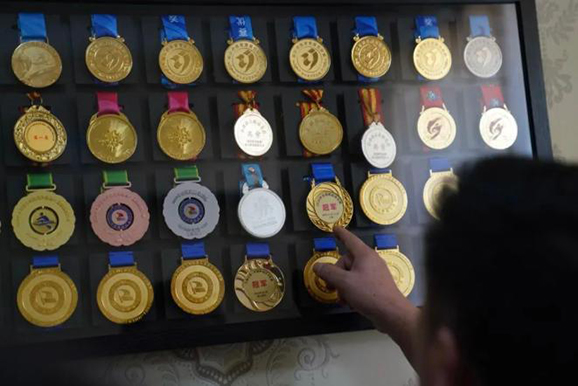 Алтын медаль иегер?н?? м?й?згек бас?ан ала?аны