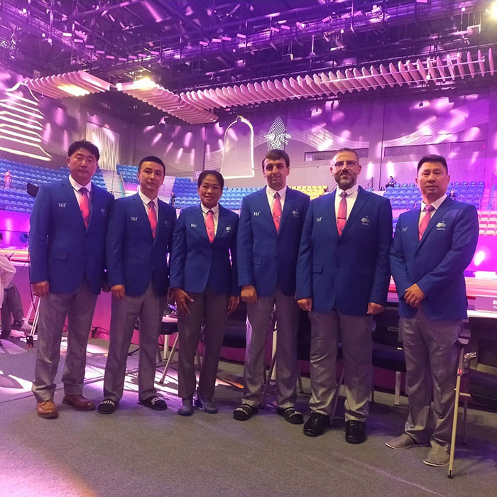 Халы?аралы? дзюдо т?реш?с? Жандос ?ара?ожа?лы ?иянов ?р елд?? т?реш?лер?мен б?рге (солдан ек?нш? адам) фотоны с?хбат беруш? ?сынды