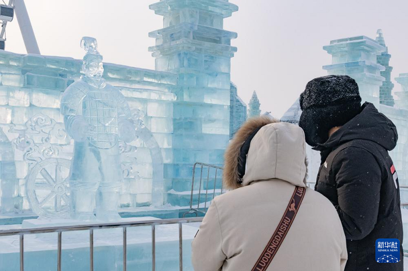 ?ар-м?з ?лем?нде ?м?здан жасал?ан терракоталы? жауынгерлер мен жыл?ылар? пайда болды