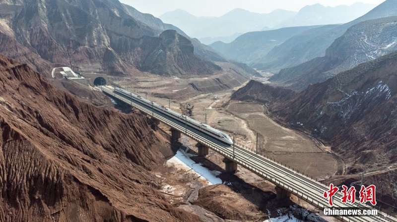 Ж?рдек пойыз Данься жер бедер?н кес?п ?ткенде таби?атпен ерекше жарасым тапты