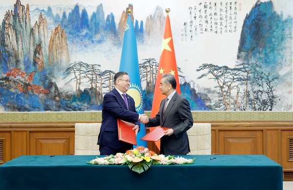Ван И ?Р Премьер-министр?н?? орынбасары ж?не Сырт?ы ?стер министр? М.Н?рт?леумен б?рге ?ытай мен ?аза?станны? Сырт?ы ?стер министрлер? арасында?ы ал?аш?ы стратегиялы? диалог ?тк?зд?