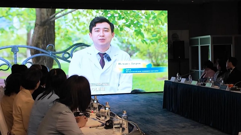 Астанада онлайн ?Халы? газет?н??? ?Те? ?тыс?а жету? дерект? фильм?н?? т?саукесер р?с?м? ?тт?