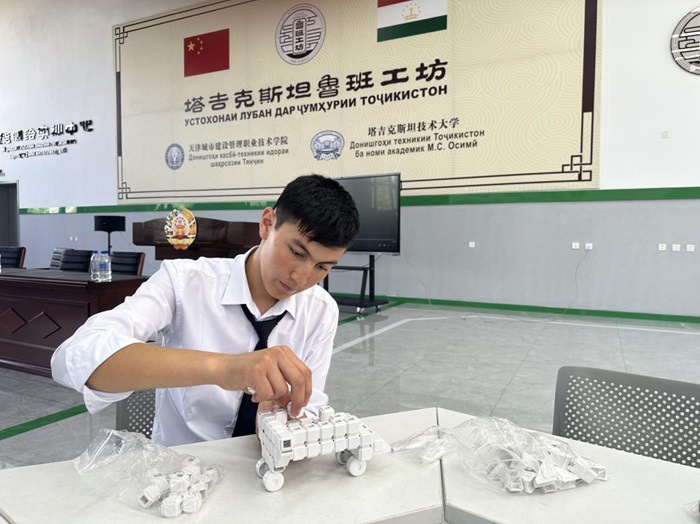 Т?ж?кстанда?ы Лубань шеберханасында студент энергия к?здер?н?? инновациялы? жина?ын бас?аруда. Фото:?Халы? Газет??