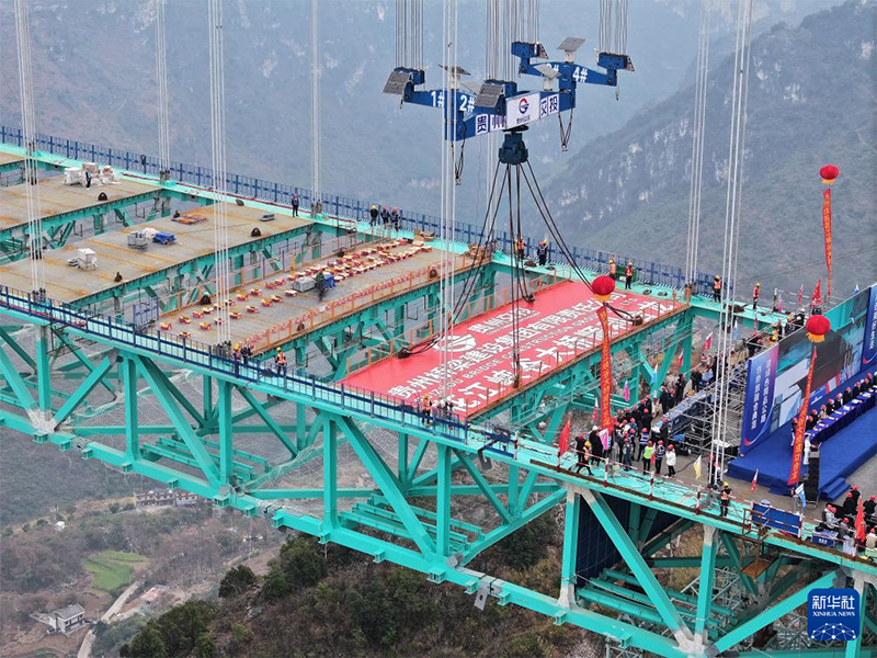 Гуйчжоуда ?лемдег? е? би?к ?лкен к?п?р Хуацзян шат?алы к?п?р? с?тт? жал?анды