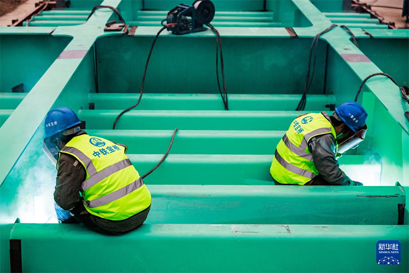 Гуйчжоуда ?лемдег? е? би?к ?лкен к?п?р Хуацзян шат?алы к?п?р? с?тт? жал?анды