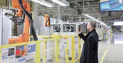 Беларусьт?? ?ытайда?ы Елш?л?г?н?? ке?есш?с? Евгений Рябцев ШЫ? Демонстрациялы? айма?ында орналас?ан Haier ШЫ? то?азыт?ыштарды ?зара ?осу зауытыны? интеллектуалды ?нд?р?ст?к жел?с?не барады.