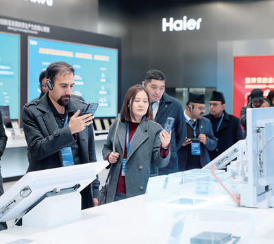 ШЫ? елдер? ?ызметкерлер? Haier ШЫ? то?азыт?ыштарды ?зара ?осу зауытыны? к?рме залында болды.