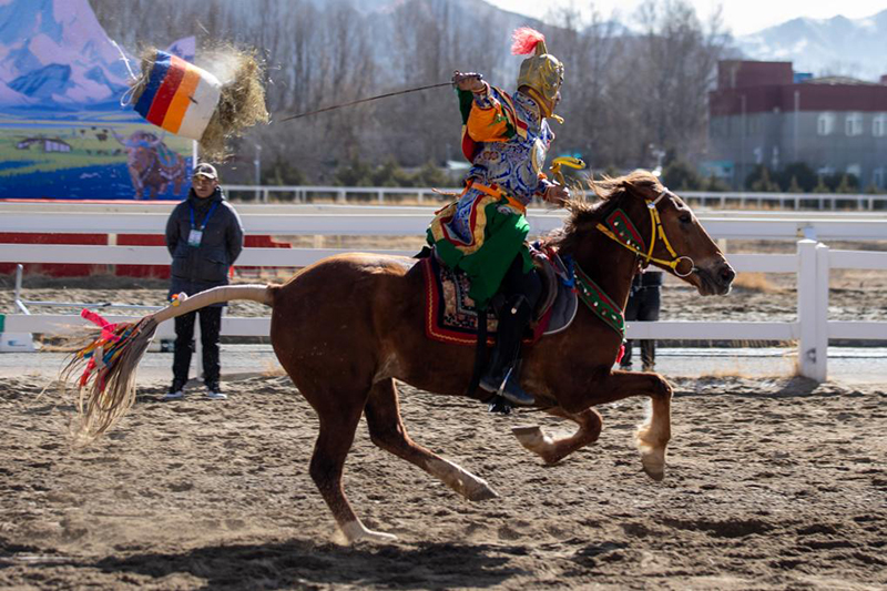 Сицзанны? Лхаса ?аласында д?ст?рл? этникалы? ат ?ст? спорт ойындары ?тт?