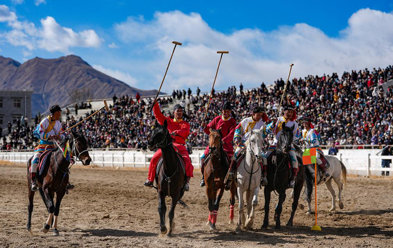 Сицзанны? Лхаса ?аласында д?ст?рл? этникалы? ат ?ст? спорт ойындары ?тт?