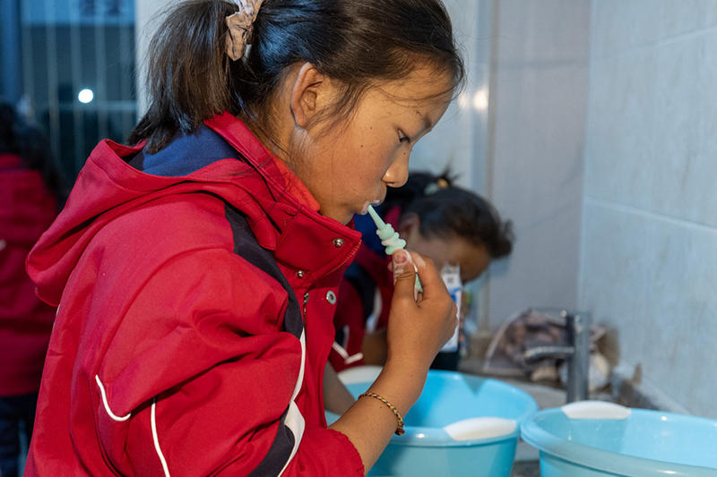 Сицзанда?ы жер с?лк?н?с?нен зардап шеккен аудандарда?ы балалар уа?ытында мектепке оралды