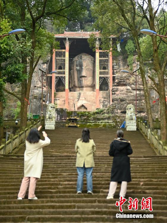 Сычуанны? Мэйшанында?ы тау арасына жасырын?ан жартас м?с?ндер