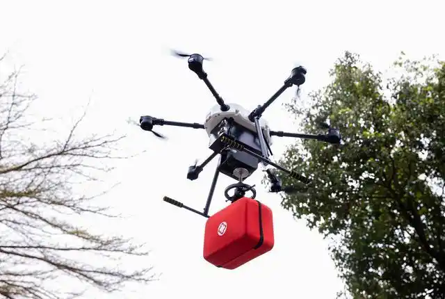 Шэньчжэнь ?бес минутты? ??т?ару ше?бер?н? ?зарту ?ш?н AED жабды?тарымен жабды?тал?ан дронды ?ске ?осты