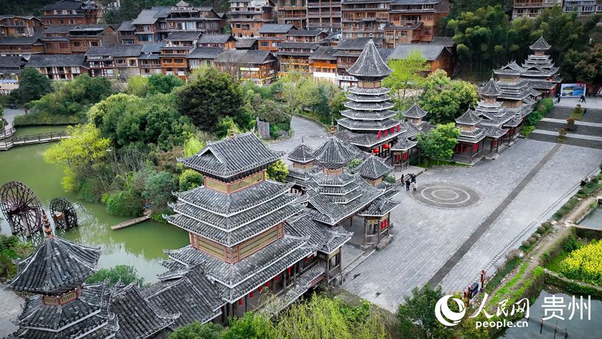 Чжаосин Дун ауылы, Липин, Гуйчжоу: к?ктем ??ша?ында?ы этникалы? ауыл к?р?н?с?