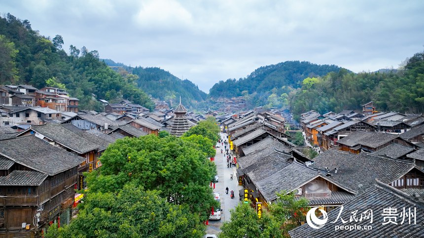 Чжаосин Дун ауылы, Липин, Гуйчжоу: к?ктем ??ша?ында?ы этникалы? ауыл к?р?н?с?