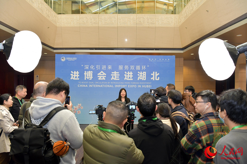 Уханьда ?Экспоны Хубэйге енг?зу? та?ырыбында насихаттау ?с-шарасы ?тт?