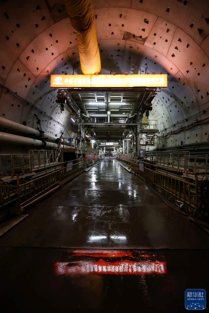 Са?атына 350 км жылдамды?пен ж?рет?н ?лемдег? ал?аш?ы б?р ш???ырлы, ?ос жола?ты те??з астында?ы жо?ары жылдамды?ты тем?ржол туннел? ?ске ?осылды