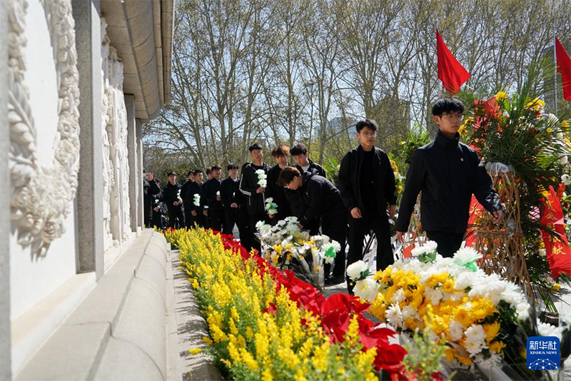 ?аб?р сыпыру к?н?не ?арай ??рбандар еске алынды