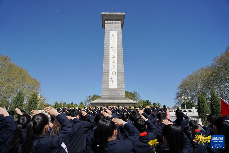 ?аб?р сыпыру к?н?не ?арай ??рбандар еске алынды