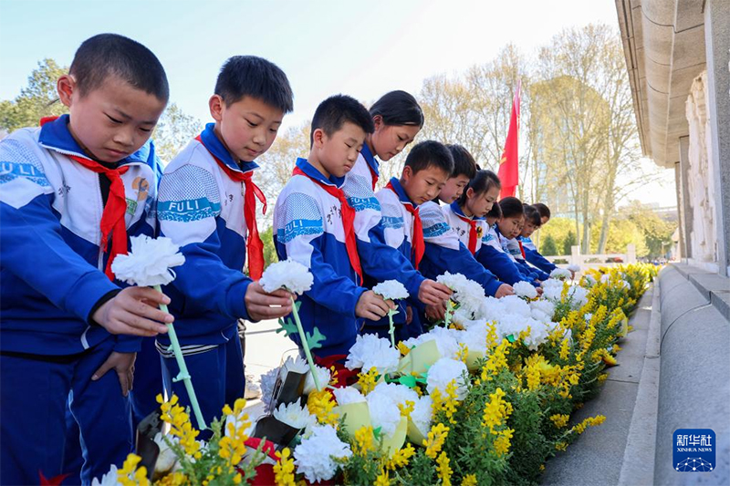 ?аб?р сыпыру к?н?не ?арай ??рбандар еске алынды