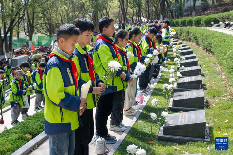 ?аб?р сыпыру к?н?не ?арай ??рбандар еске алынды