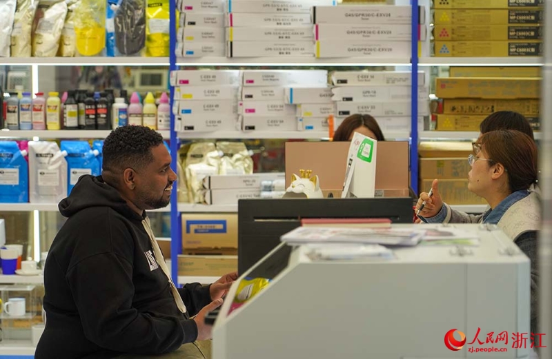 Чжэцзянны? Иуында?ы халы?аралы? сауда ?аласында сауда ?ызу ж?р?п жатыр