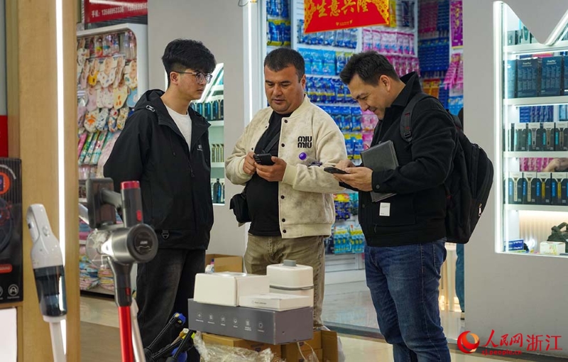 Чжэцзянны? Иуында?ы халы?аралы? сауда ?аласында сауда ?ызу ж?р?п жатыр