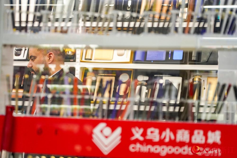 Чжэцзянны? Иуында?ы халы?аралы? сауда ?аласында сауда ?ызу ж?р?п жатыр