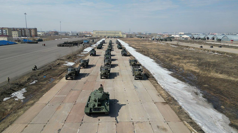 Же??ст?? 80 жылды?ы: ?аза?станды? БА? Астанада парад?а дайынды? ?алай ?т?п жат?анын к?рд?