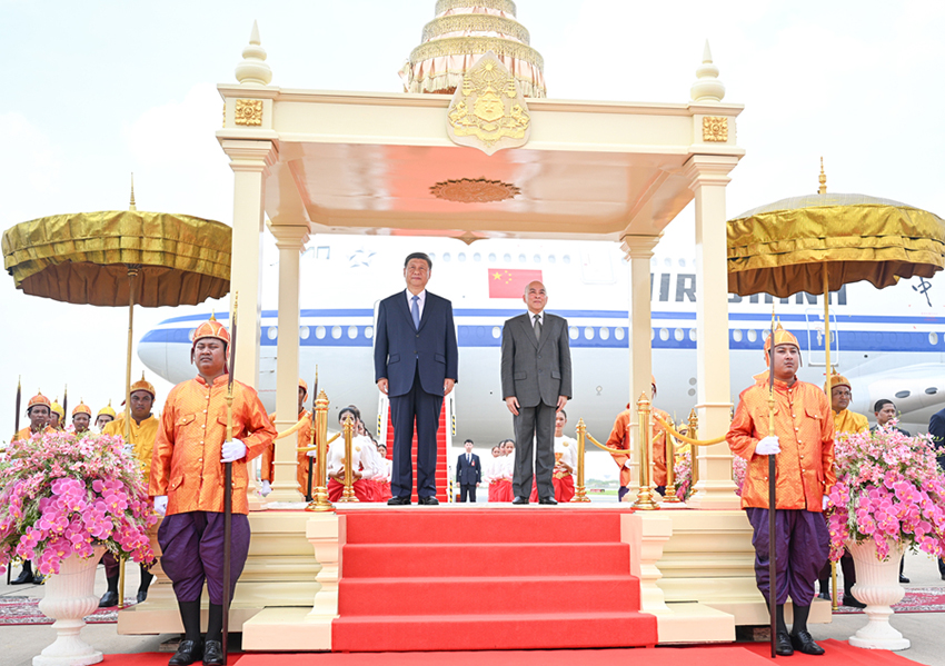 Си Цзиньпин Камбоджа?а мемлекетт?к сапарын жасау ?ш?н Пномпеньге келд?