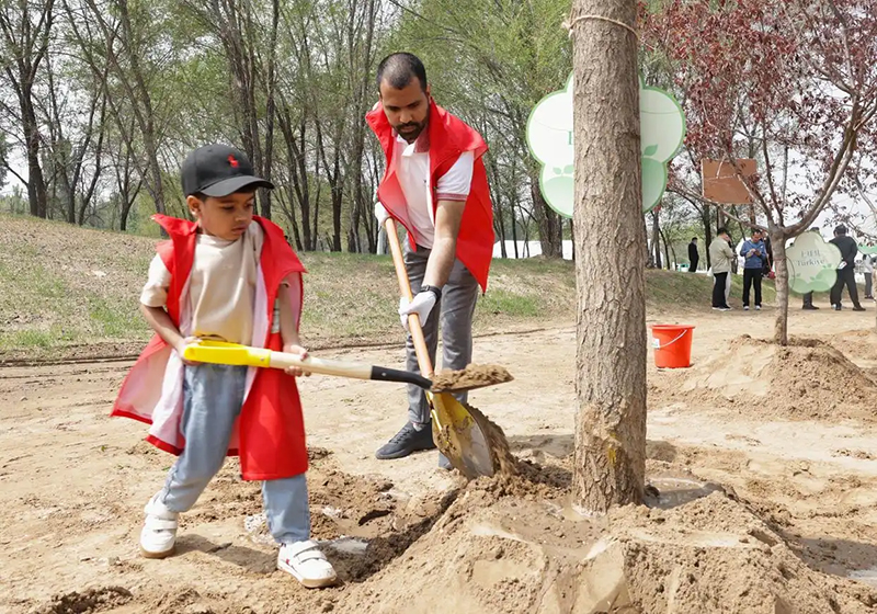 ШЫ? отбасыны? жастары Бейж??де досты? а?ашын отыр?ызды