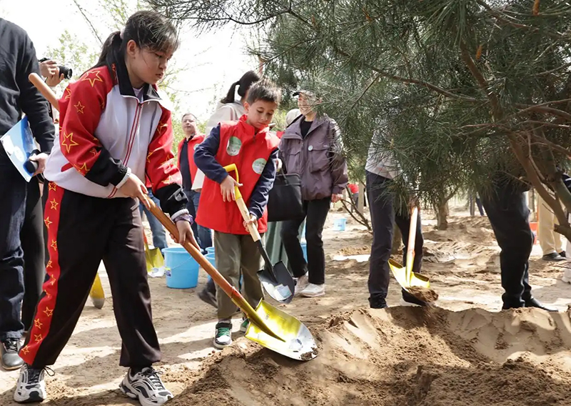 ШЫ? отбасыны? жастары Бейж??де досты? а?ашын отыр?ызды