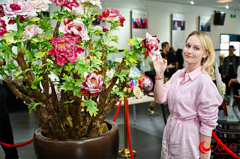 Еуразиялы? т?лш?лер Лоян пион фарфорына тамсанды