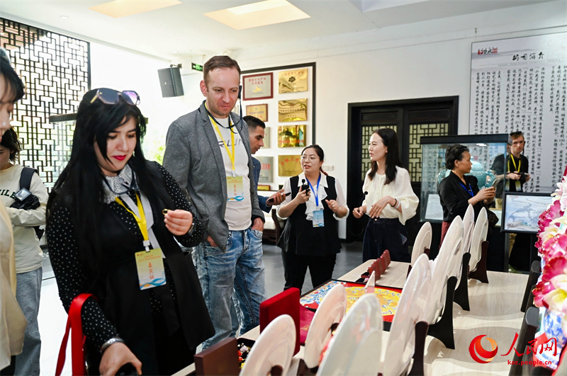 Еуразиялы? т?лш?лер Лоян пион фарфорына тамсанды