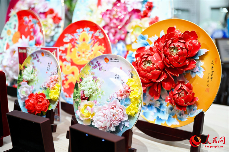 Еуразиялы? т?лш?лер Лоян пион фарфорына тамсанды