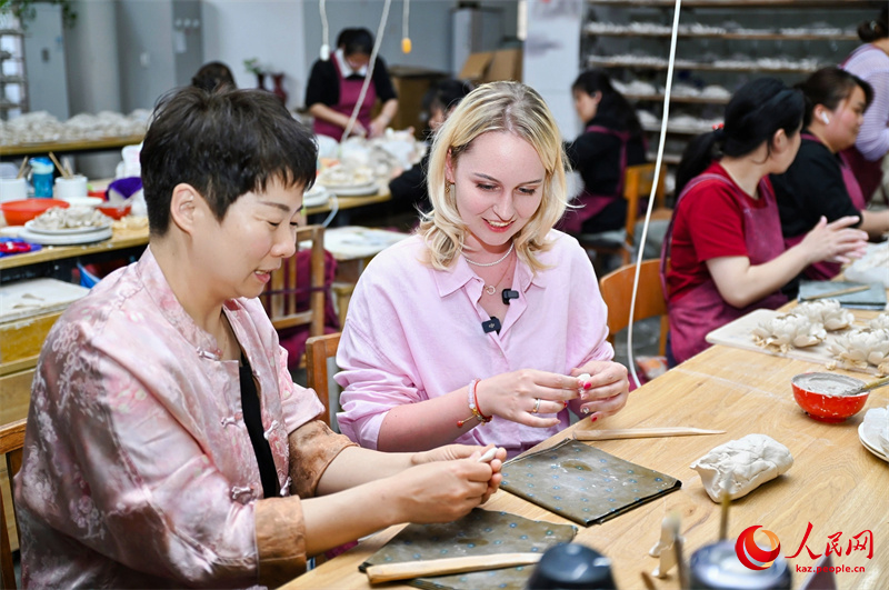 Еуразиялы? т?лш?лер Лоян пион фарфорына тамсанды