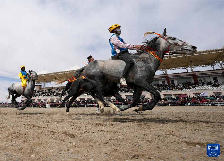 Дамсун, Сицзан: Ат ?ст?ндег? карнавал