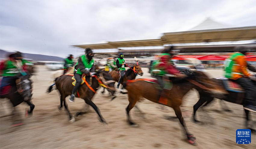 Дамсун, Сицзан: Ат ?ст?ндег? карнавал