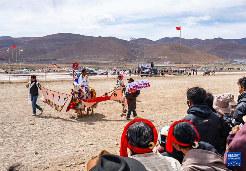 Дамсун, Сицзан: Ат ?ст?ндег? карнавал