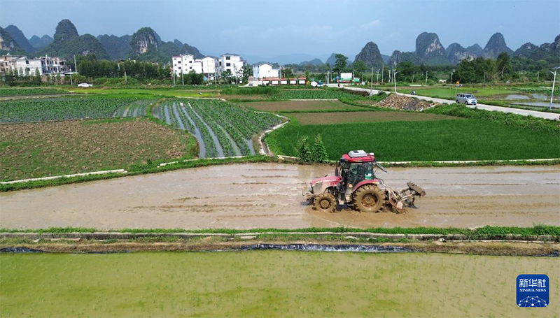 Жаз басы амалында?фермерлер ег?с?ж?мыстарымен??арбалас