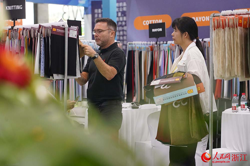 Шетелд?к сатып алушы топтар Шаосинны? Кэцяо к?ктемг? то?ыма ж?рме?кес?не жиналды